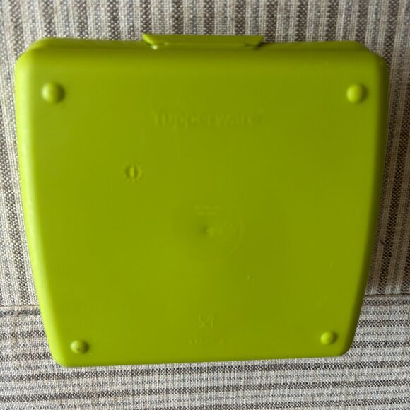 ECO Tupperware Green PEACE Lunchbox Sandwich Keeper 5"H x 5"W x 2"D - Picture 3 of 4